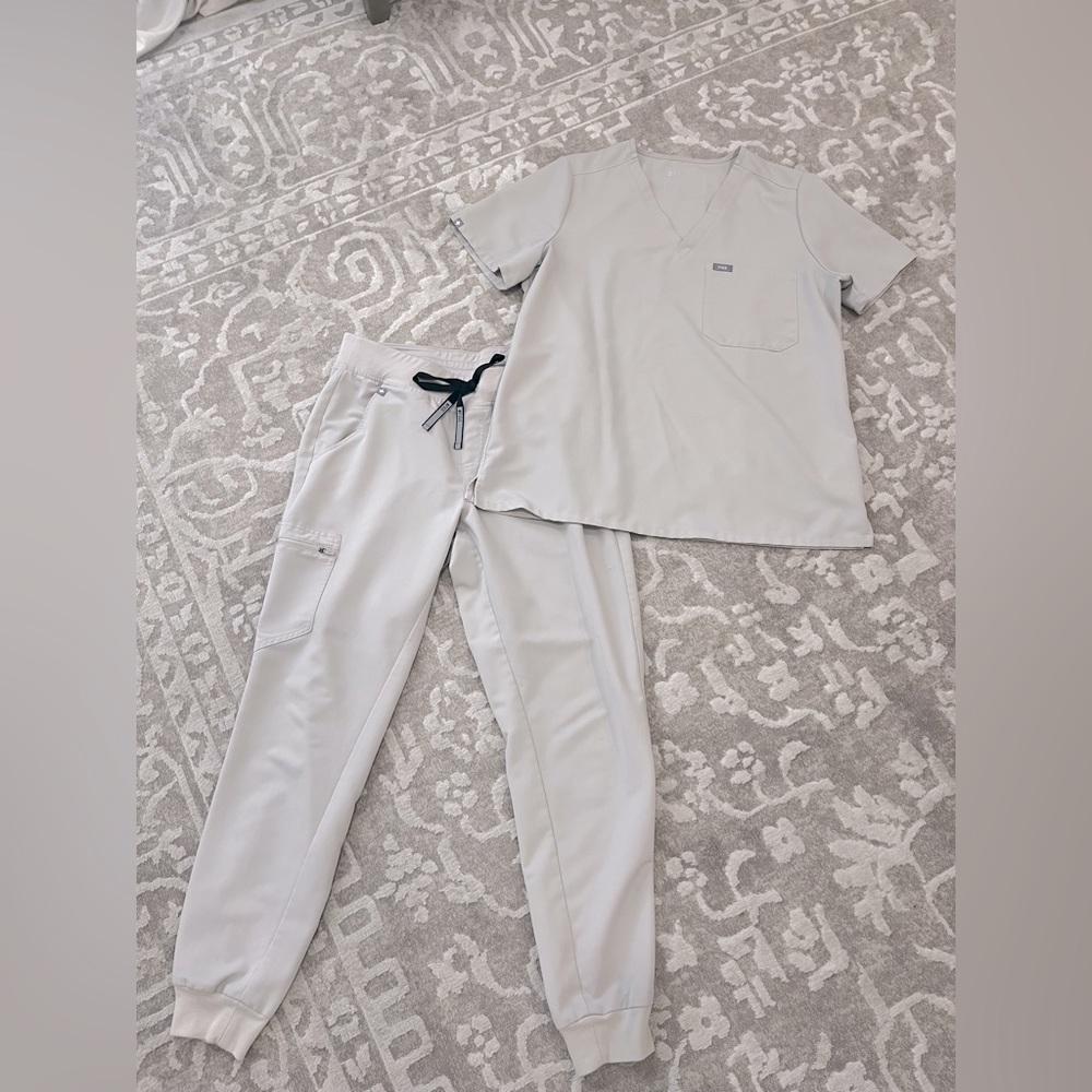 Figs Scrub Set! Bone color. L Top and M Bottom. Excellent Like New Condition!